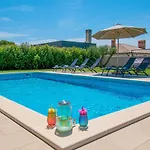 Enjoy Mit Privatem Pool, By Istrabook