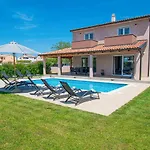 Vila Enjoy Mit Privatem Pool, By Istrabook Pula