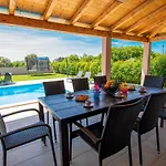 Enjoy Mit Privatem Pool, By Istrabook