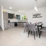 Vila Enjoy Mit Privatem Pool, By Istrabook