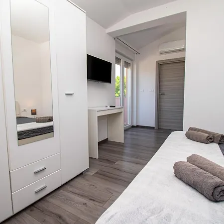 Enjoy Mit Privatem Pool, By Istrabook