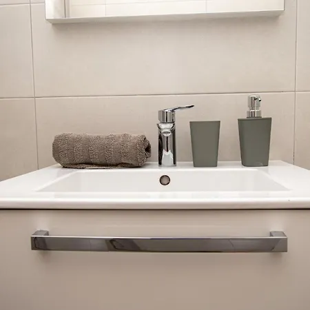 Enjoy Mit Privatem Pool, By Istrabook