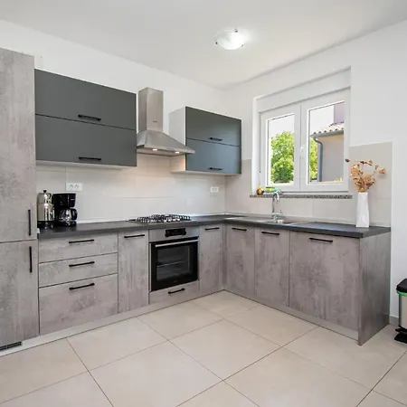 Enjoy Mit Privatem Pool, By Istrabook Villa