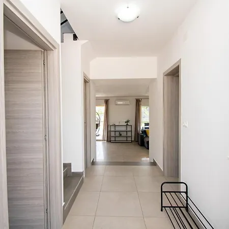 Enjoy Mit Privatem Pool, By Istrabook *