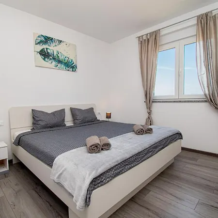 Villa Enjoy Mit Privatem Pool, By Istrabook