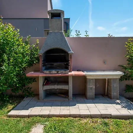 Enjoy Mit Privatem Pool, By Istrabook Villa