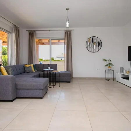 Enjoy Mit Privatem Pool, By Istrabook *