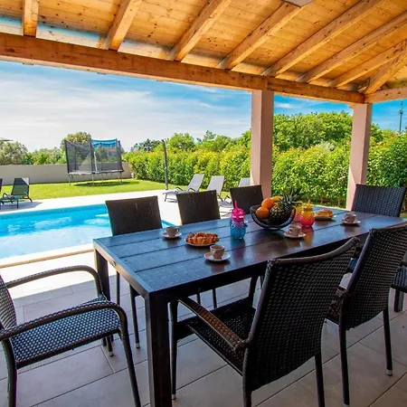 Enjoy Mit Privatem Pool, By Istrabook