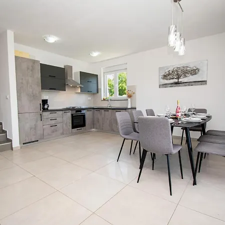 Villa Enjoy Mit Privatem Pool, By Istrabook