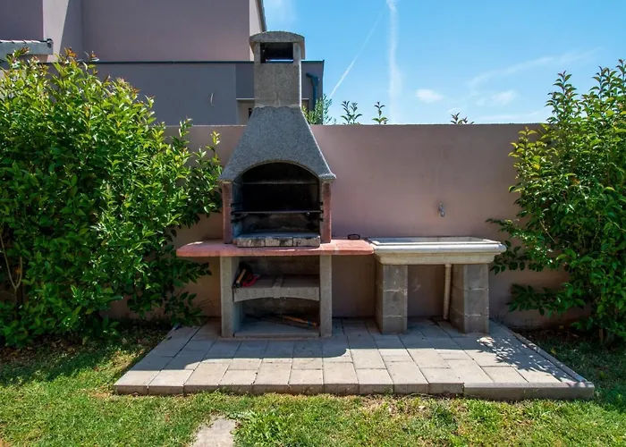 Enjoy Mit Privatem Pool, By Istrabook Villa