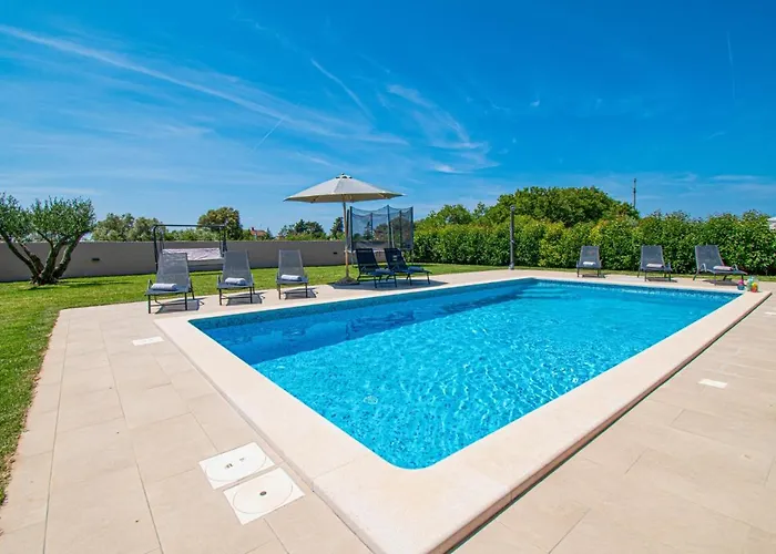 Enjoy Mit Privatem Pool, By Istrabook