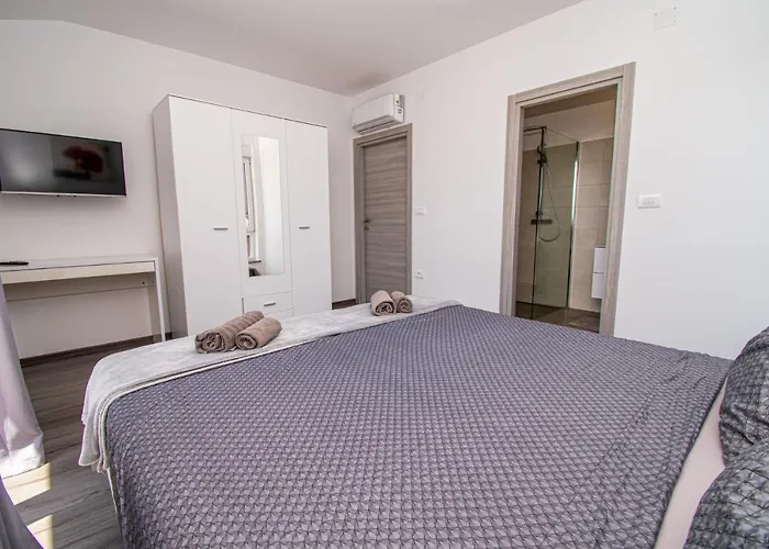 Enjoy Mit Privatem Pool, By Istrabook *