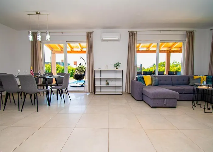 Enjoy Mit Privatem Pool, By Istrabook Villa