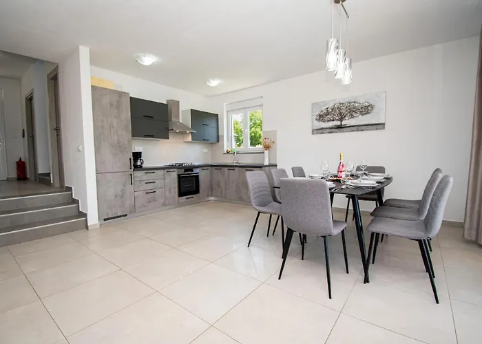 Villa Enjoy Mit Privatem Pool, By Istrabook